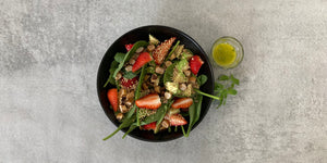 Spinatsalat med jordbær og ristet quinoa